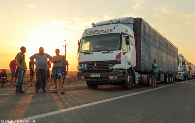 На кордоні з Білоруссю стоїть велика черга вантажівок