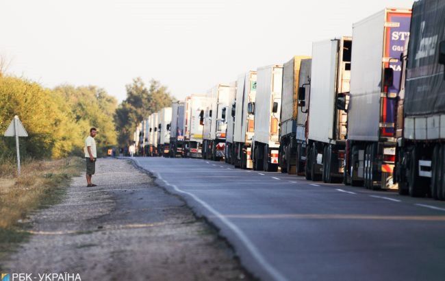 В Киевской области ограничат движение грузовиков: график и для кого сделают исключение