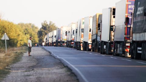 На кордоні України з Польщею утворилися великі черги з вантажівок