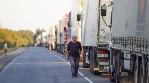 Киев снова ограничил въезд грузовиков из-за жары