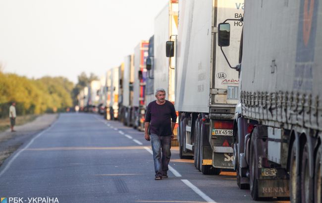 Киев снова ограничил въезд грузовиков из-за жары