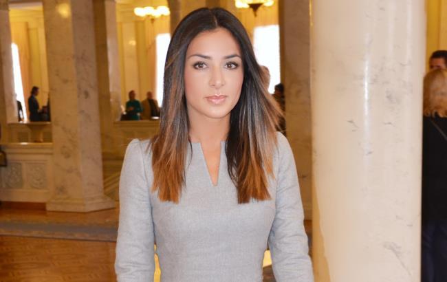 "Пой лучше, красавица": соцсети обсуждают отказ Златы Огневич от мандата