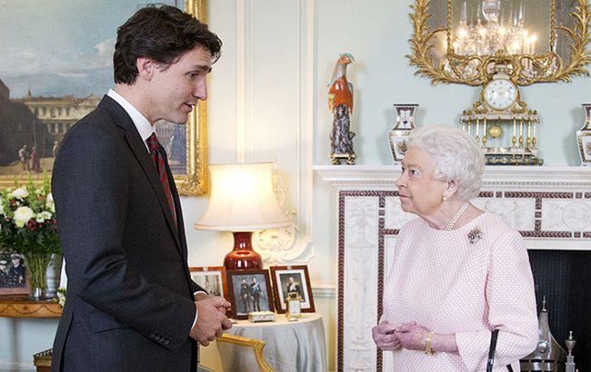 Королева Великобритании почувствовала свой возраст из-за премьера Канады