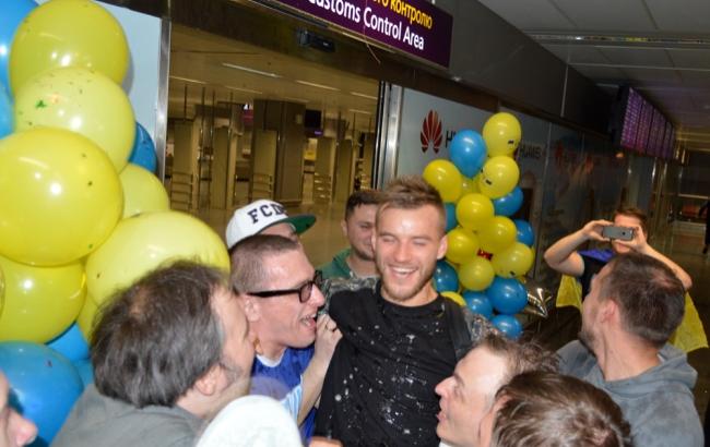 Футболістів збірної України на батьківщині зустріли як героїв