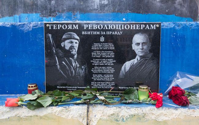 Саша Белый вместо Ленина: в Киеве установили мемориальную доску на месте снесенного памятника