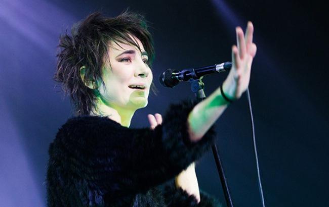 Порошенко просят запретить Земфире въезд в Украину