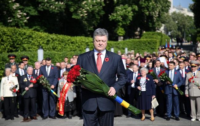 Цветы для Героев: Порошенко и ветераны почтили павших в Парке Вечной Славы