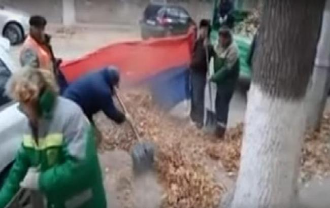 В России будут судить дворников, которые складывали мусор в флаг