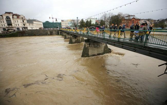Потоп в Закарпатье: в Ужгороде начала выходить из берегов река Уж