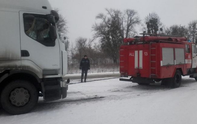 Негода в Україні: рятувальники витягли з кюветів на дороги майже 850 авто