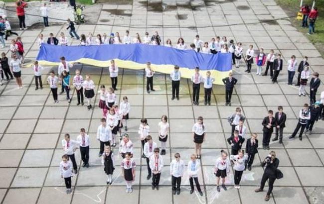 Карта Украины из вышиванок: ученики киевской школы установили рекорд