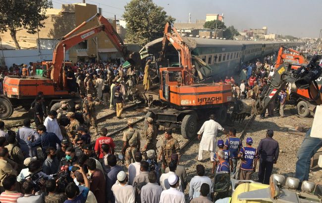 В Пакистане столкнулись поезда, 17 человек погибли