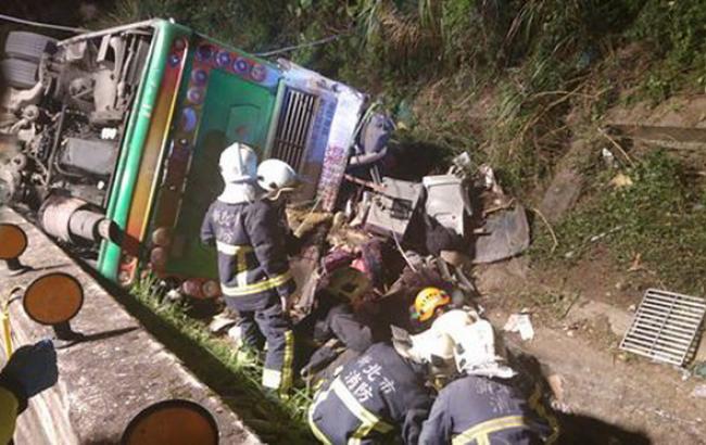 На Тайване перевернулся автобус с туристами, десятки погибших