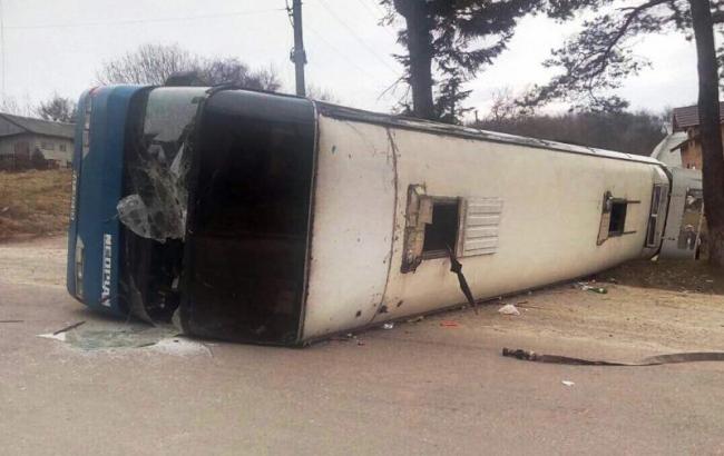 В Івано-Франківській області перекинувся автобус із прочанами, 10 травмованих