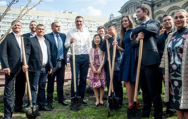 Виталий Кличко с послом Японии высадили сакуры возле Национальной оперы