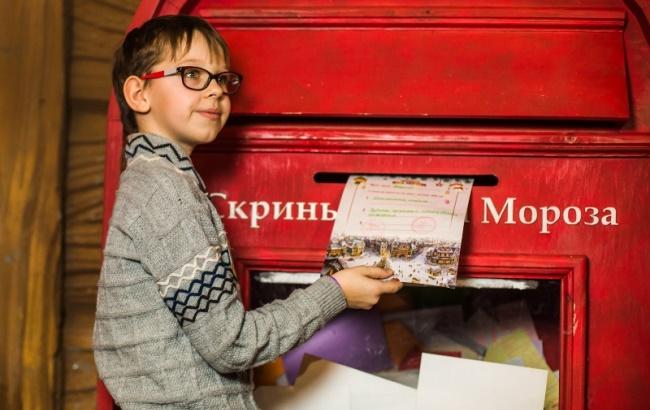 "Я чув, як тато сказав мамі, що найкраще дарувати гроші": що маленькі українці просять у Діда Мороза