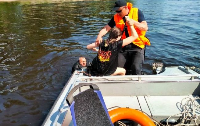 В Киеве чудом спасли девочку, которую уносило течение в опасном месте на пляже