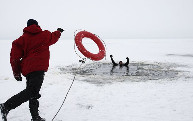 У Києві на Дніпрі під лід провалився рибалка