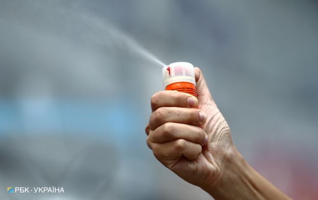 В Киеве возле школы детей забрызгали перцовым баллончиком: видео инцидента