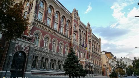 НБУ увеличил покупку долларов в шесть раз для сдерживания укрепления гривны