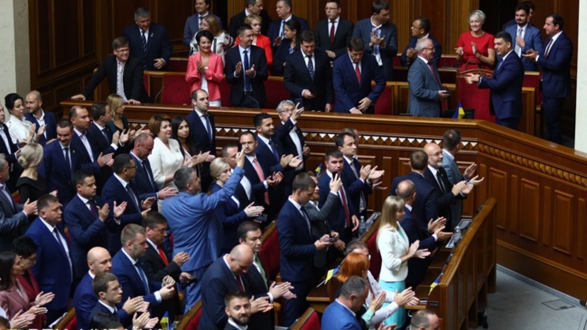 Новоизбранные депутаты будут работать в Раде три недели подряд