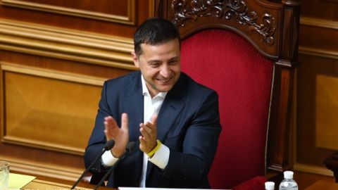 Зеленский одобрил закон о совместительстве помощников нардепов