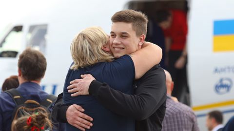 19-річний екс-в'язень Кремля зробив пропозицію своїй дівчині: вона сказала "так"