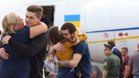 Освобожденные украинцы в "Феофании" остались с родными:&nbsp;врачи рассказали о состоянии героев