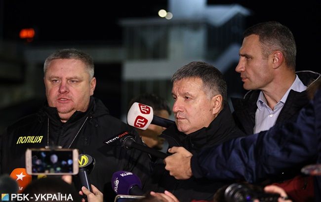 Ситуація на мосту Метро: мінера доставили у відділення поліції