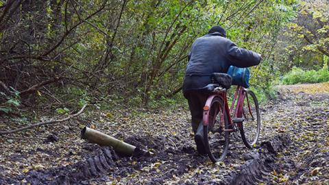 Сапери розміновують села навколо арсеналу під Ічнею