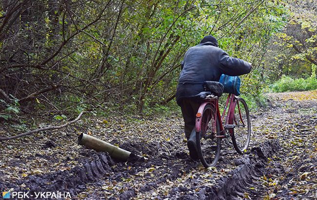 Сапери розміновують села навколо арсеналу під Ічнею