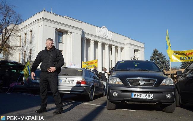 Владельцы "евроблях" продолжают протестовать возле Верховной рады