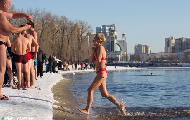-20 не помеха: как в Киеве на Крещение люди окунаются в ледяную воду (фото)