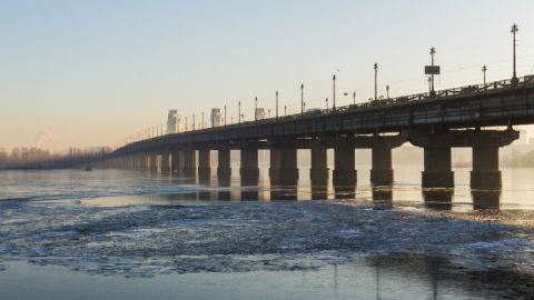 Аварийное проседание: движение на мосту Патона в Киеве ограничено