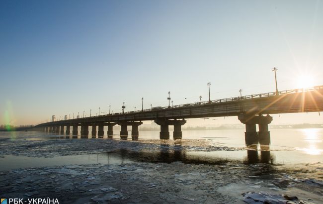 В Киеве из-за ДТП затруднено движение через мост Патона