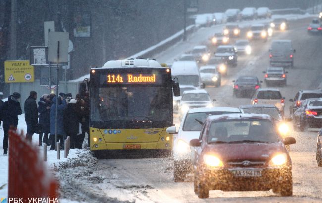 Сніг та ожеледиця: яка ситуація на дорогах країни