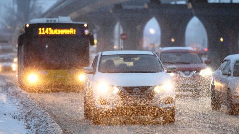 Метель не прекращается, а дороги превратились в каток: Киев засыпает снегом
