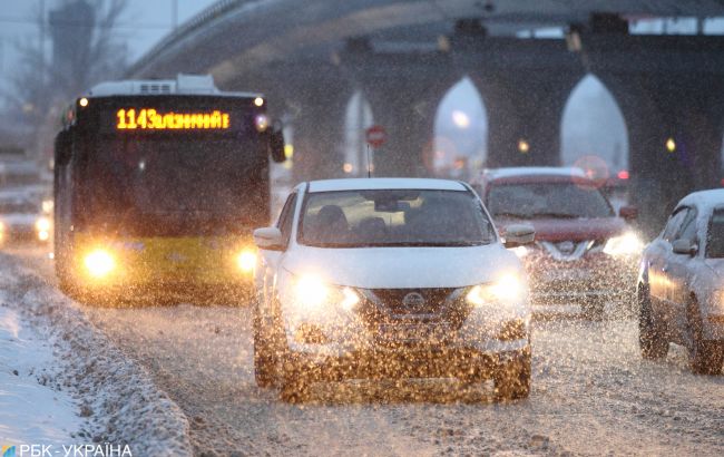 Хуртовина не припиняється, а дороги перетворилися на ковзанку: Київ засипає снігом