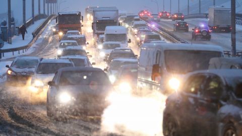 Київ "на ковзанах": мережу підірвали забійні відео столичної ожеледиці