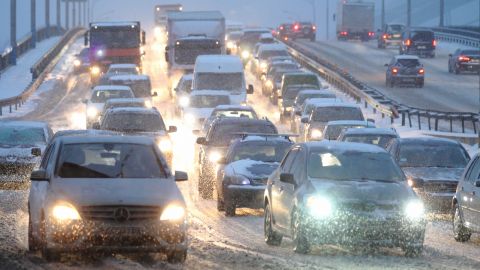 Мокрий сніг та ожеледиця: в перші дні зими погода в Україні погіршиться