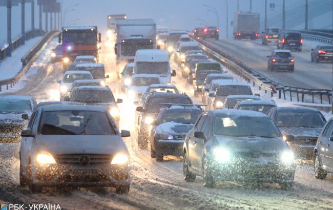 Киевлян просят не пользоваться авто из-за снегопадов