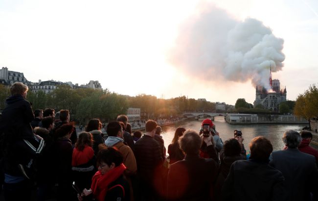 Макрон о пожаре в Нотр-Дам де Пари: горит часть нас