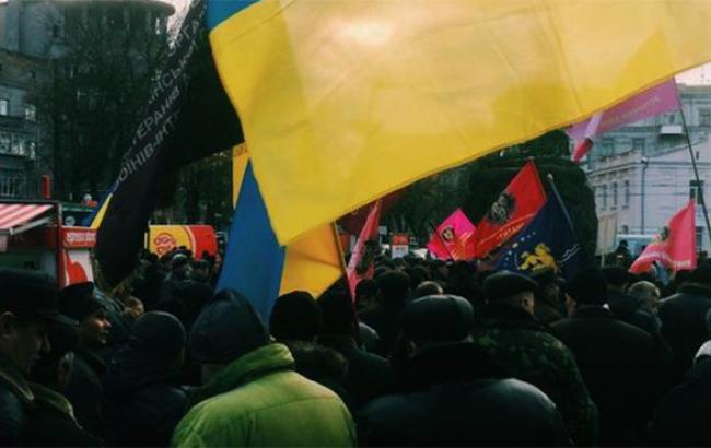 Под Радой по ул. Грушевского митингующие перекрыли движение транспорта