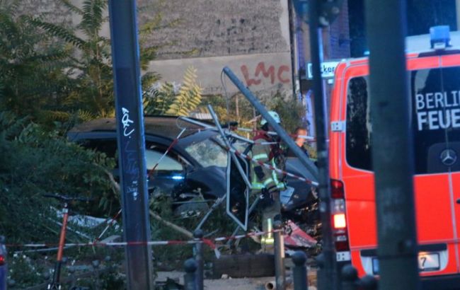 У Берліні автомобіль вилетів на тротуар, є жертви