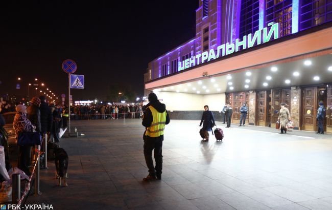 Центральний залізничний вокзал Києва відновив роботу