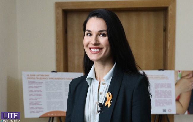 Маша Єфросиніна показала стриманий діловий образ в синіх тонах на виставці "16 днів проти гендерного насильства"