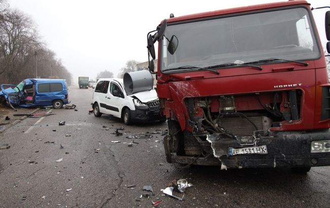 В Днепре грузовик протаранил две легковушки, есть пострадавший