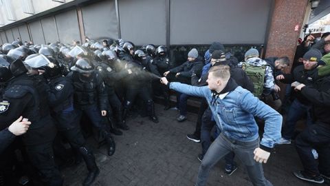 Под Радой произошли стычки протестующих с полицией