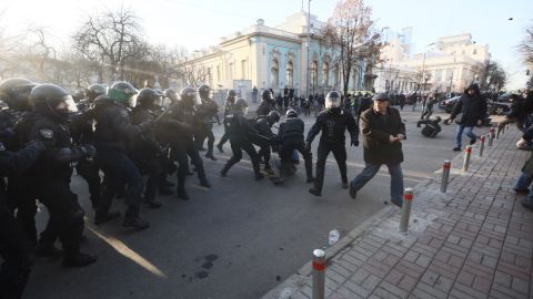 В Киеве открыли движение по Грушевского после акций протеста