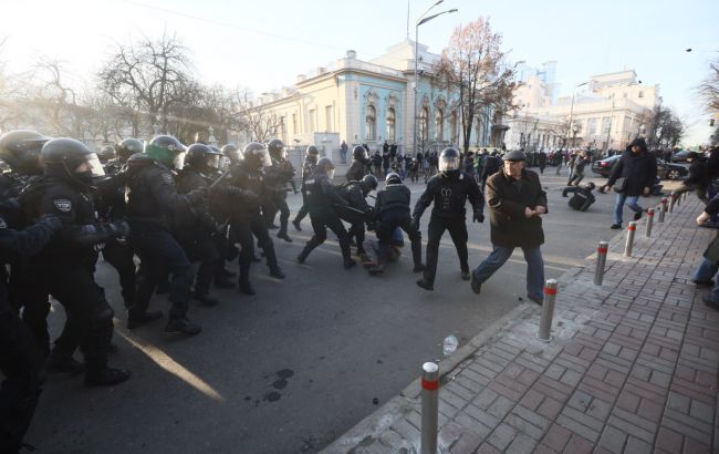 В Киеве открыли движение по Грушевского после акций протеста